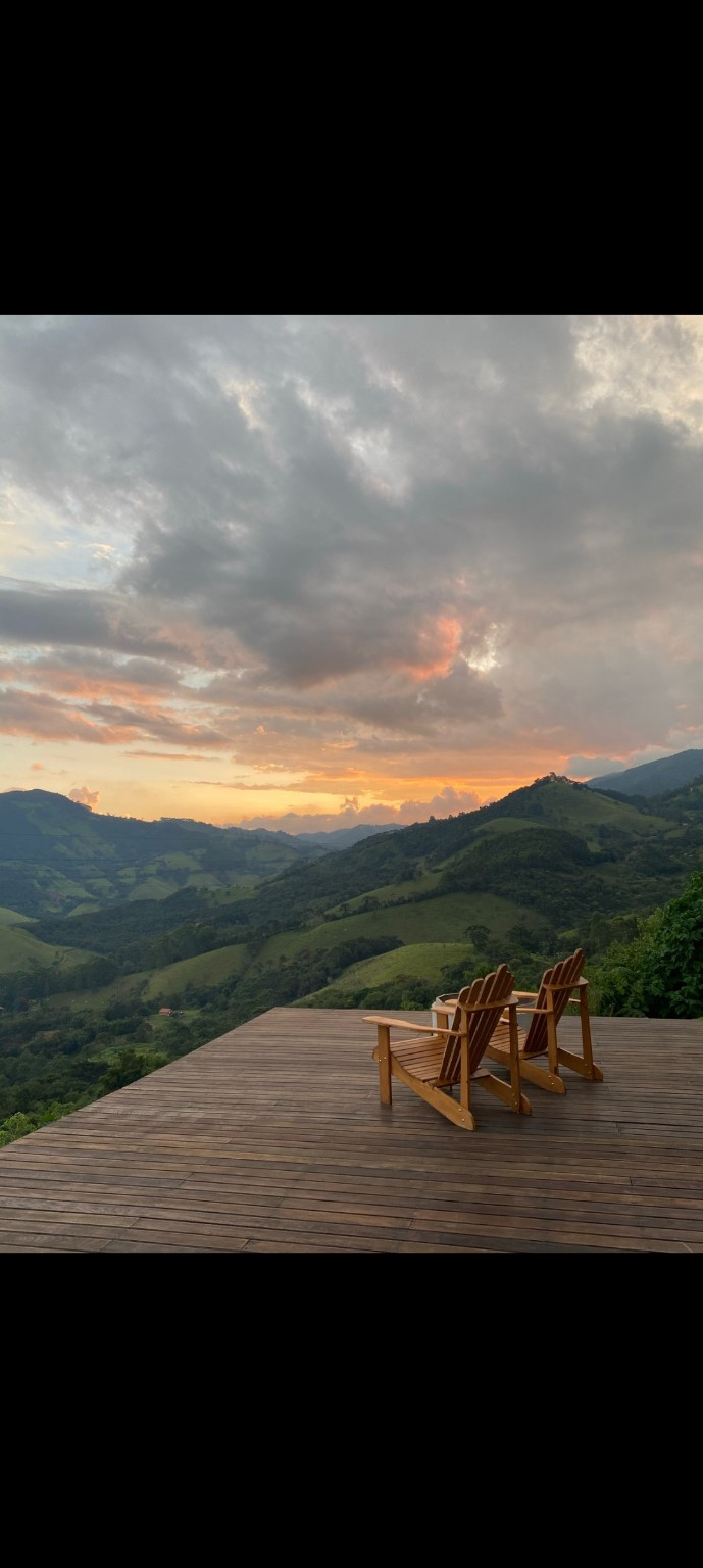 Interior da Casa Nórdica com vista para as montanhas
